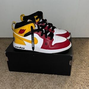 Jordan 1 Mid SE Size 13C